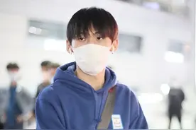 唐九洲深夜现身获众迷妹追随，顶锅盖头装扮休闲自带萌范图片