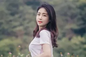 破洞的牛仔裤，外搭白色T恤，算是当下很流行的穿搭了吧？图片