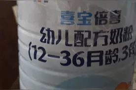 爱喝奶粉的俩闺女图片