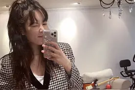 泫雅半马尾对镜wink甜度满分，抢先入夏穿短裤秀美腿图片