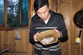 原来鱼鳞还可以这样吃？看贵州小伙怎么做的，做法简单好吃又下酒视频封面