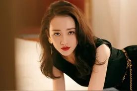 38岁王鸥私房写真曝光，黑裙红唇精致美艳，侧卧床上眼神撩人图片