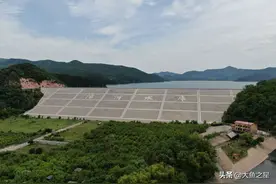 辽阳市汤河水库建设于1969年，水库大坝长455米，高48.5米图片