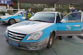 “我交接班赶时间”厦门一的哥拒载游客，还破坏车上多个设备图片