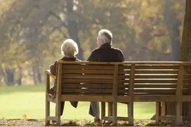 85岁老人向58岁女儿道歉，长寿其实也是一种折磨图片