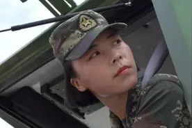 我们在战位报告丨开导弹发射车的火箭军女兵，就是这么飒图片