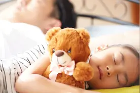 面对睡觉爱踢被子的孩子，父母可用4招来纠正，避免宝宝着凉图片