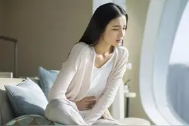 女性来例假时，月经中有像肉一样的血块，是咋回事？别羞于了解图片