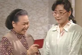 90岁老戏骨谭倩红近照精神足，自称每天粗茶淡饭，却吃花胶当早餐图片