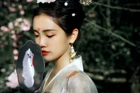 故事：“娘娘薨逝了”皇帝听闻吐血，可将她废后打入冷宫的也是他图片