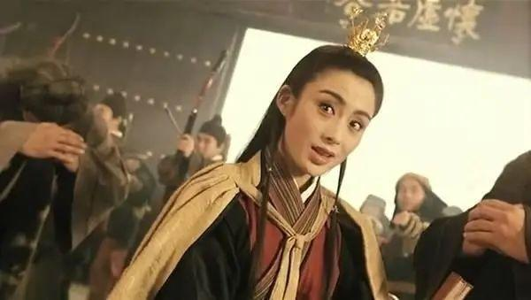 她参演了5部《逃学威龙》，戏份却越来越少，从女主逐渐演成女配