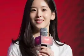 她年轻的时候两度拒绝了张艺谋，和他在一起却是格外的主动图片