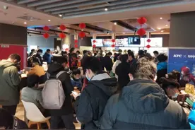 原神：KFC联动首日，主题门店人山人海，连原神外观桶也缺货了图片