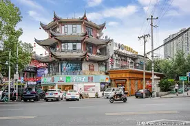 成都：耍都美食广场人气旺 助力夜经济复苏图片