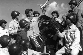 美军战机猖狂低飞，志愿军师长一声令下，三千支枪一齐指向天空图片