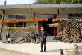 山村男孩靠捡拾破烂交学费，看考入清华的他是如何对待智障父母的图片