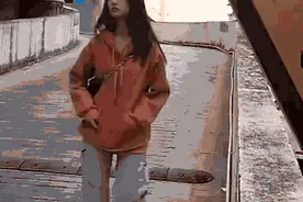 搞笑动图 | 我把你当好朋友，你他妈的居然想上我图片