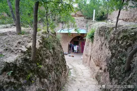 黄河岸边，40米山洞后7旬老夫妻隐居安乐窝，看生活成啥样图片