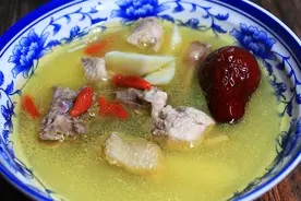 炖鸡汤别直接下锅，大厨教你2招，颜色金黄浓白，无腥味特鲜美图片