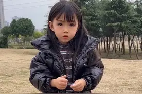 蓝妮妮四岁虽有了倾国的容颜 ，但是其父亲称有可能会变植物人。图片