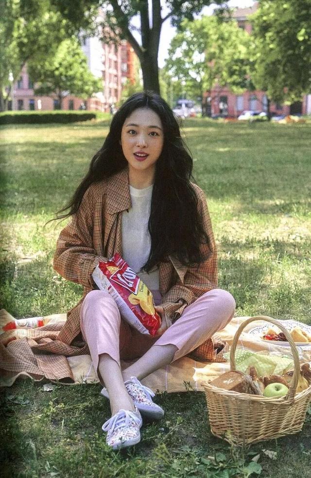 最看重雪莉的明星!雪莉去世9天IU足不出户,深夜亲吻雪莉遗物