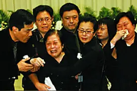 2008年，一代名导谢晋去世，为何死后刘晓庆提现金“大闹”葬礼？图片