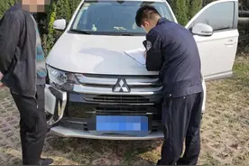 相互“添堵”！楼上住户下水道漏水，楼下邻居一气之下堵了楼上下水道图片