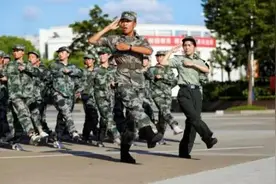 大学军训的教官是什么人？他们为何会在结束后悄悄“溜走”？图片