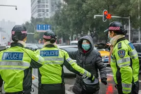 风雪中武汉交警为您护航 请您一定要注意安全 谨慎驾驶图片