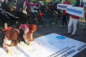 16岁印尼女孩遭家暴,被逼拍不雅视频反被判刑,民众发起网络联署图片