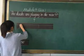 北大老师教室"板书"，字体工整如"印刷体"，不愧是名校名师图片