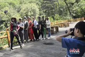 红石峰：初秋美景如画图片