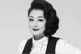 于月仙告别仪式：遗体被鲜花环绕，赵本山妻子悲痛，丈夫含泪送别图片