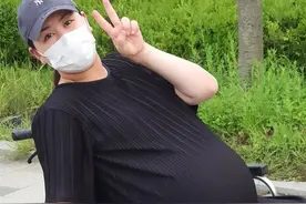 29岁女星人工受孕怀3胞胎！痛到难以起身，体重200斤需坐轮椅出入图片
