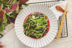 炒苋菜很多人都做错了，这样做口感鲜嫩，营养不流失，出锅就抢光图片