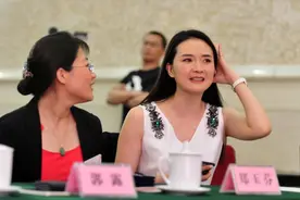 王艳发福了！穿无袖V领衫胳膊壮实拜拜肉抢镜，46岁肉脸圆圆图片