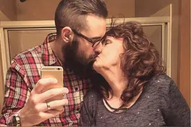 美21岁小伙与74岁老奶奶一见钟情闪婚，现已在一起3年恩爱有加图片