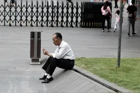 一辈子不结婚是什么感觉？首批不婚族已到晚年，统一说出了这答案图片