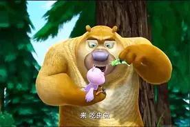 熊出没：熊二给小鸟当奶爸，一大早捉虫子给小鸟吃