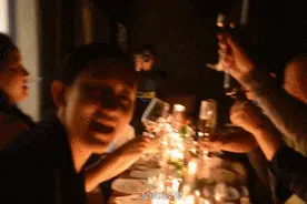 「聚会约酒」一家音乐酒吧，每晚都有乐队驻唱，单身男女都爱去图片