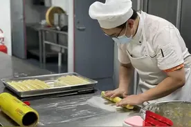 幼儿园的厨房，隐藏着一名五星级酒店大厨，爸爸：想多陪一下女儿图片