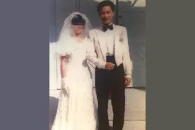 张国荣曾与歌迷拍婚纱照，手挽手打动人，旧爱唐鹤德62岁仍单身图片