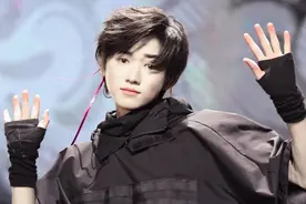 宋亚轩素颜专场，王牌喜剧人起床被怼脸拍，平时粉丝p图太狠了吧图片