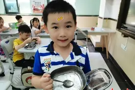 “谁知盘中餐，粒粒皆辛苦”，孩子们吃完午餐的饭盒干干净净图片