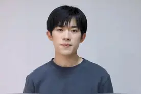 TFBOYS出道八周年很敷衍，三人分开录，在看提词器图片