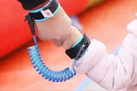 用“安全牵引绳”孩子不怕丢？注意！“遛娃神器”可能变凶器图片