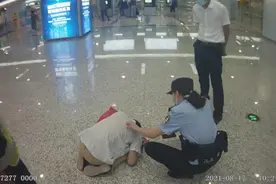 火车站弄丢外婆 小伙跪地哭到抽搐 民警帮找到时老太太睡得正香......图片