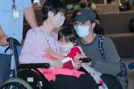 福原爱3岁女紧抱阿嬷不舍离开 童言童语泄露妈妈行踪图片