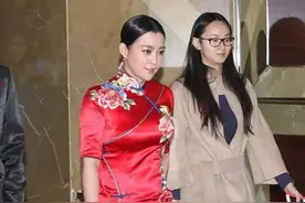 郝蕾穿旗袍太惊艳了，一袭大红色旗袍配低盘发，凹凸身材美翻了图片