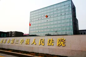 带平衡车坐扶梯注意了，有人因此被判赔近17万图片